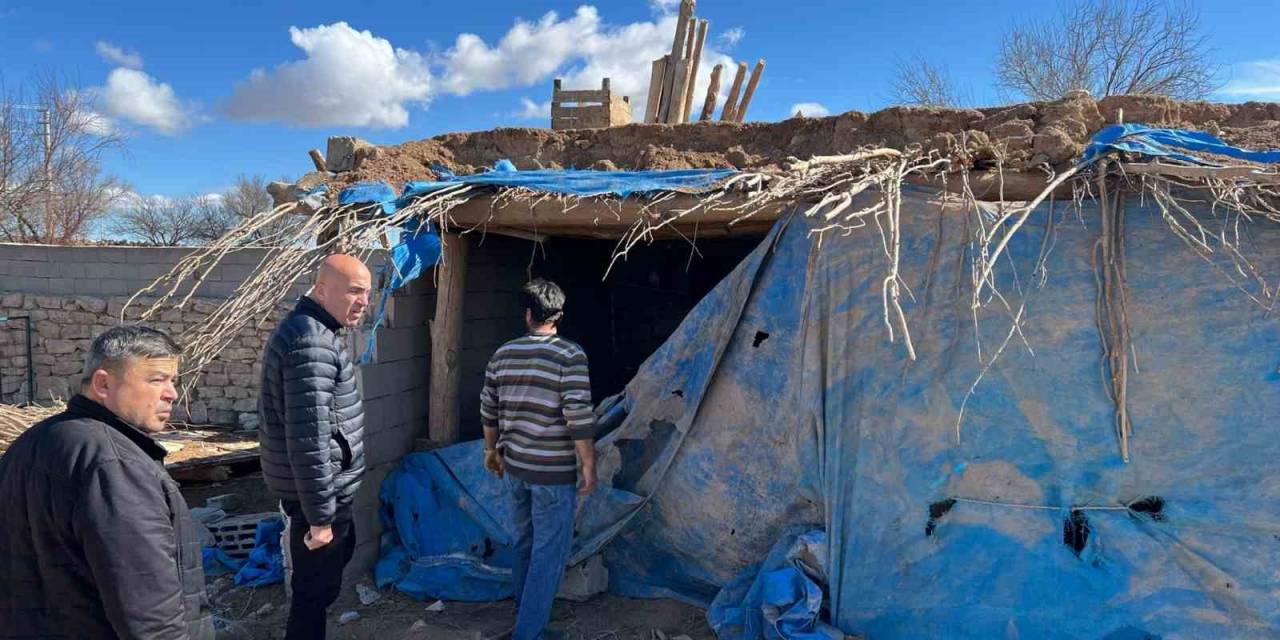 Karaman’da Çatısı Çöken Ahırdaki 20 Koyun Telef Oldu