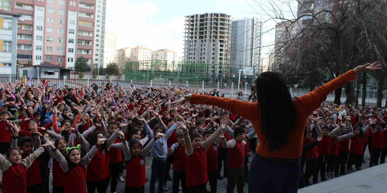 Bu Okulda Öğrenciler Derslerine Oynayarak Giriyorlar