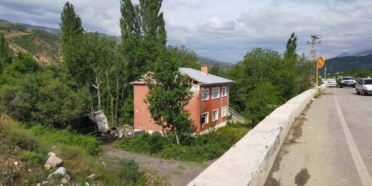 Bu Evin Üzerine Sürekli Kamyon Uçuyor