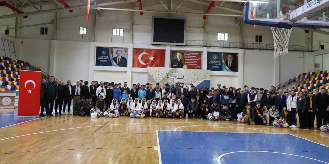 Kore Cumhuriyetinden Okullara Spor Malzemesi Yardımı