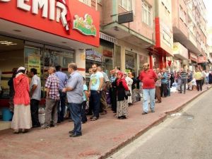 Kasaplar Önünde Kıyma Çektirme Kuyruğu