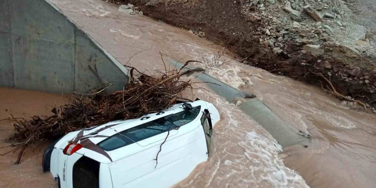 Gece Sel Sularında Sürüklenen Araç Gündüz Vinç İle Kurtarıldı