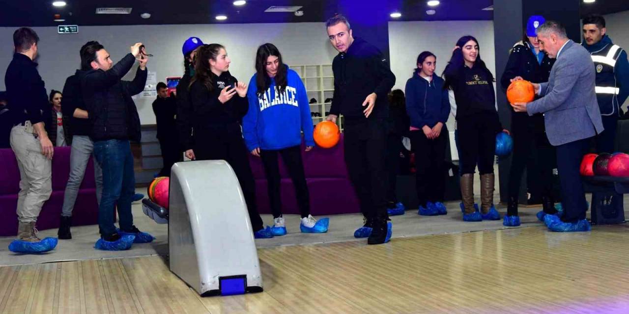 Vali Çiçek Öğrencilerle Bowling Oynadı