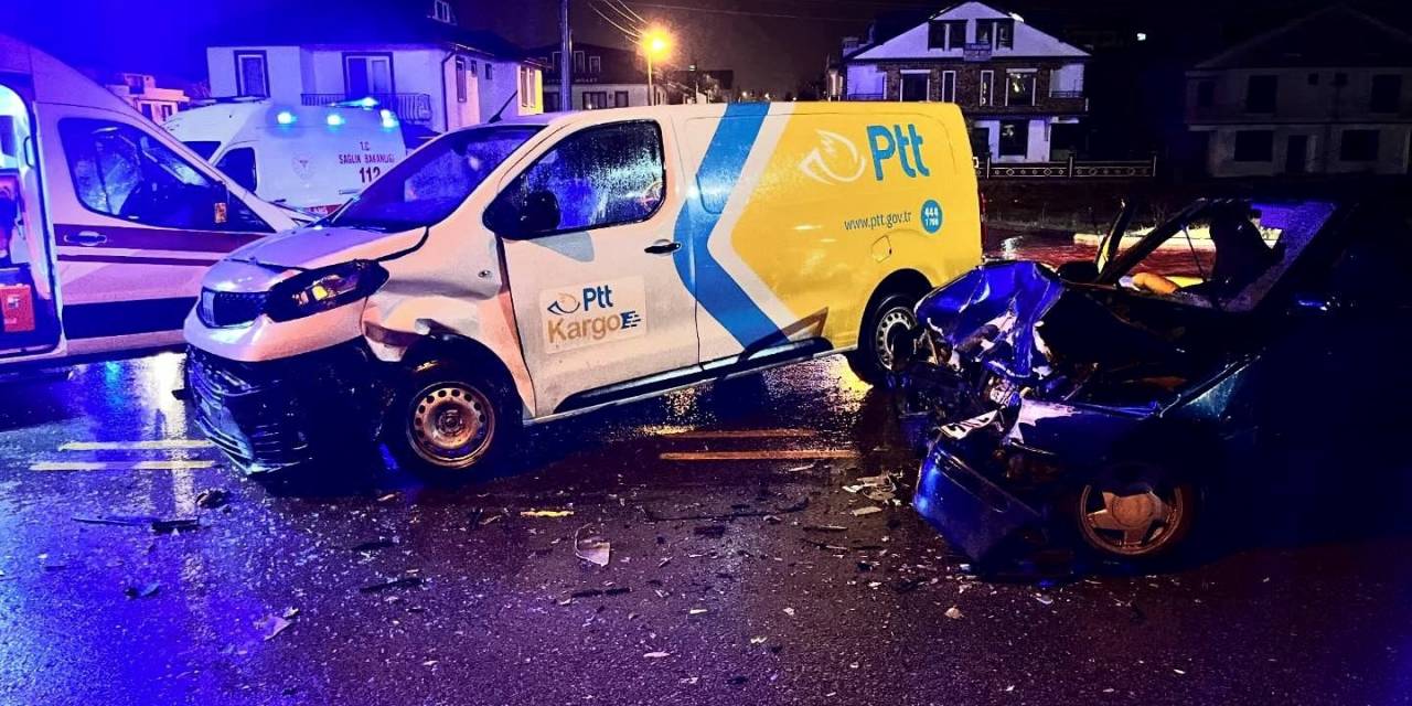 Ptt Kargo Aracı İle Otomobil Çarpıştı: 2 Yaralı
