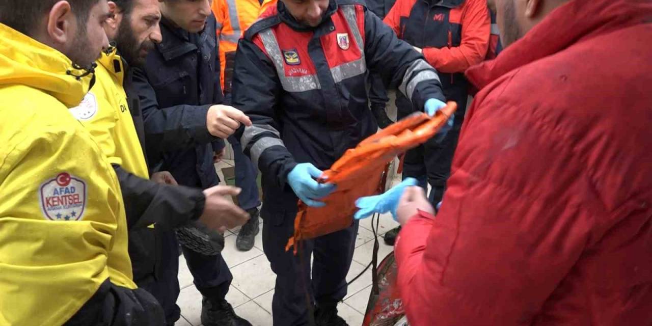 Batan Gemiden Geriye Kalanlar Sahile Vurdu