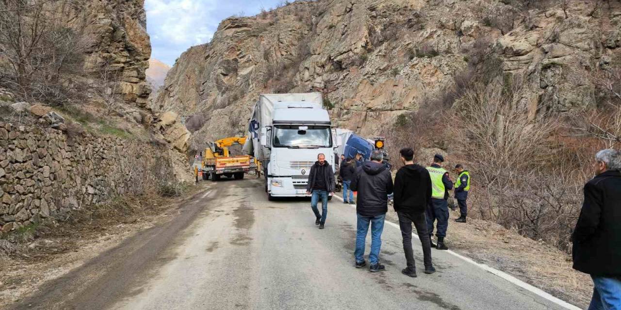 Artvin’de Heyelan Nedeniyle Kapanan Kara Yolu Temizlendi