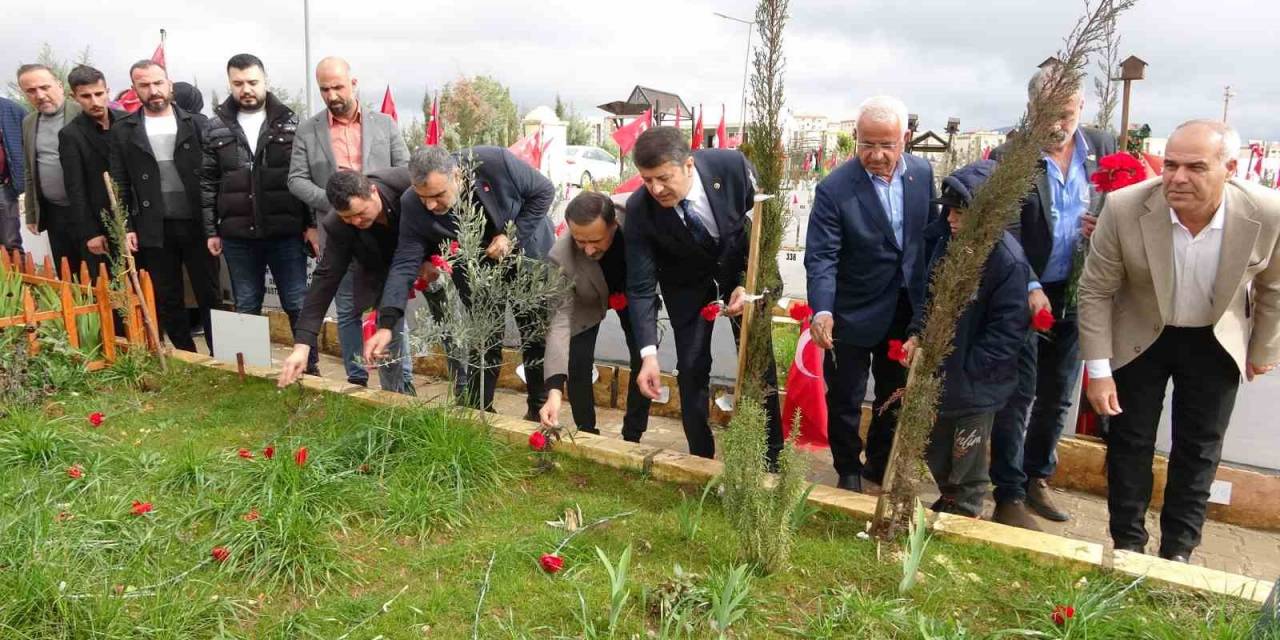 Milletvekili Tutdere, Depremde Ölenlerin Mezarlarına Karanfil Bıraktı