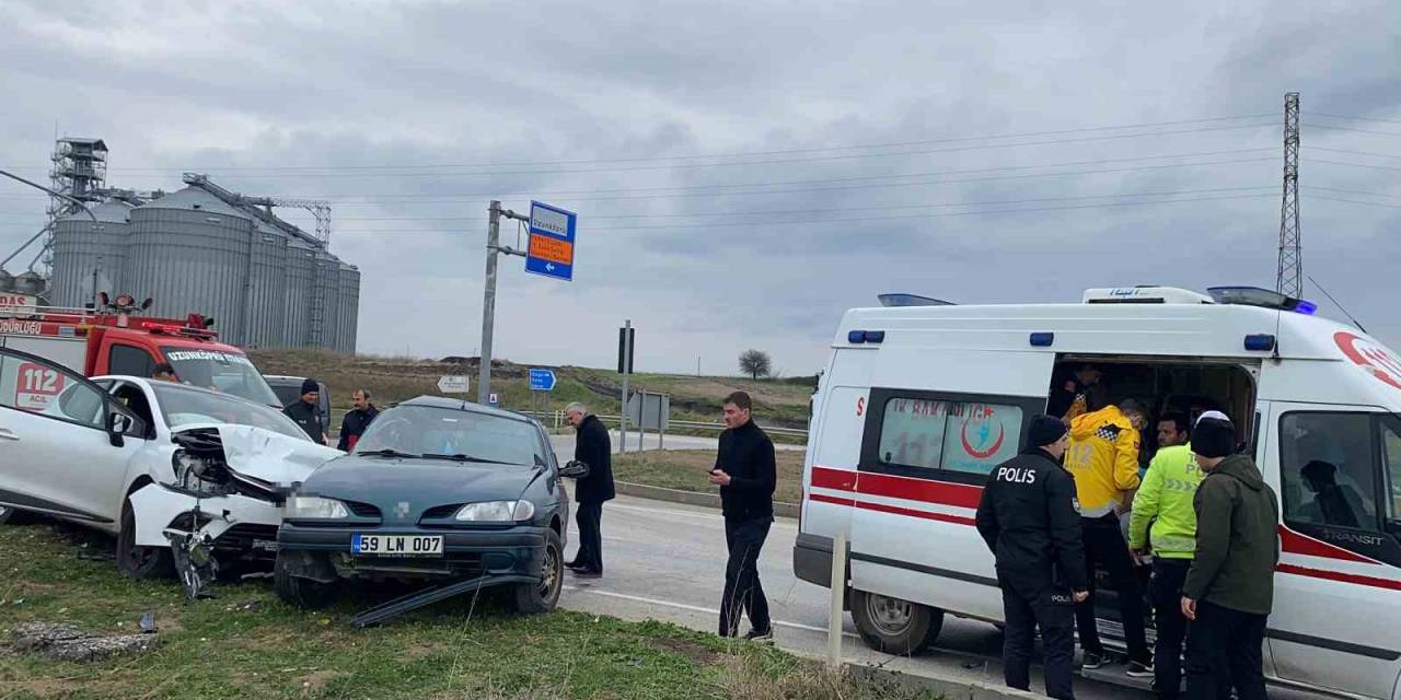Uzunköprü’de İki Otomobil Çarpıştı: 4 Yaralı