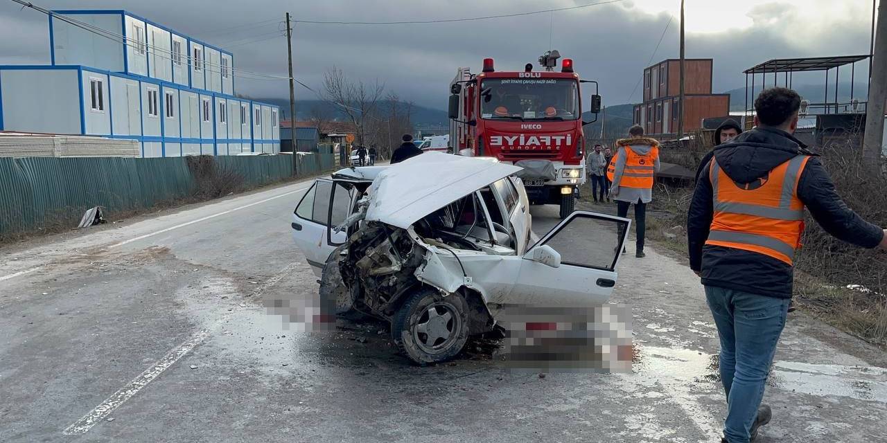 Forklifte Çarpan Otomobil Kağıt Gibi Ezildi: 4 Yaralı