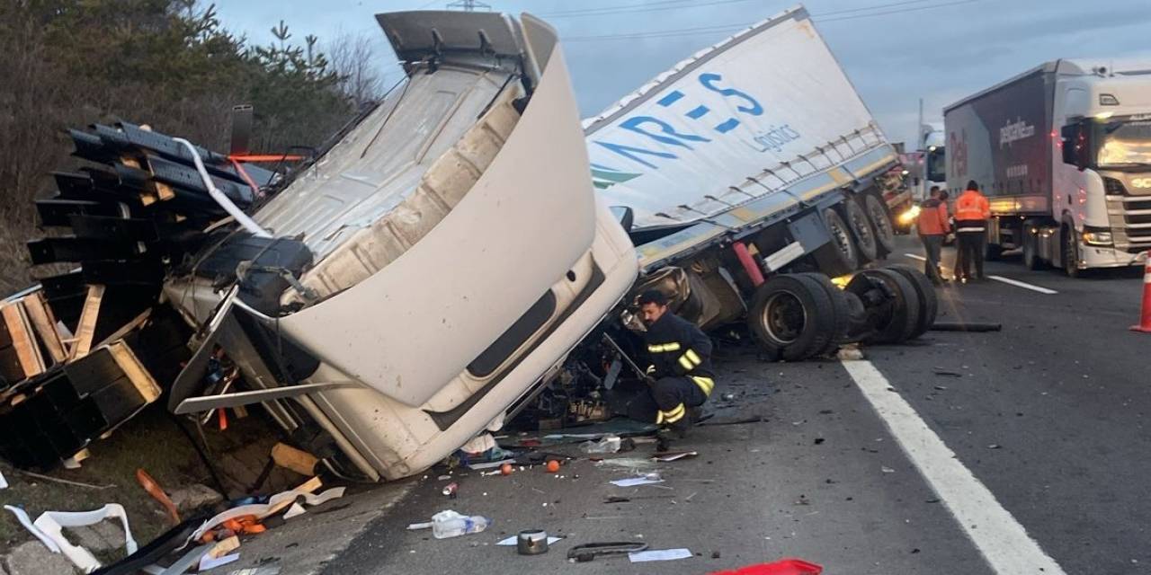 Bariyerlere Çarpan Tır Hurdaya Döndü: Şoför Yara Almadan Kurtuldu