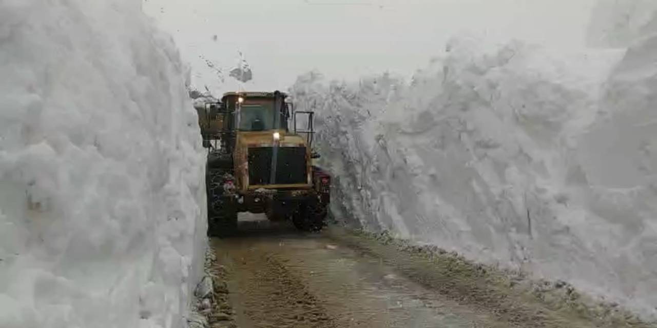 Yüksekova’da 5 Metrelik Kar Tünelinde Çalışma