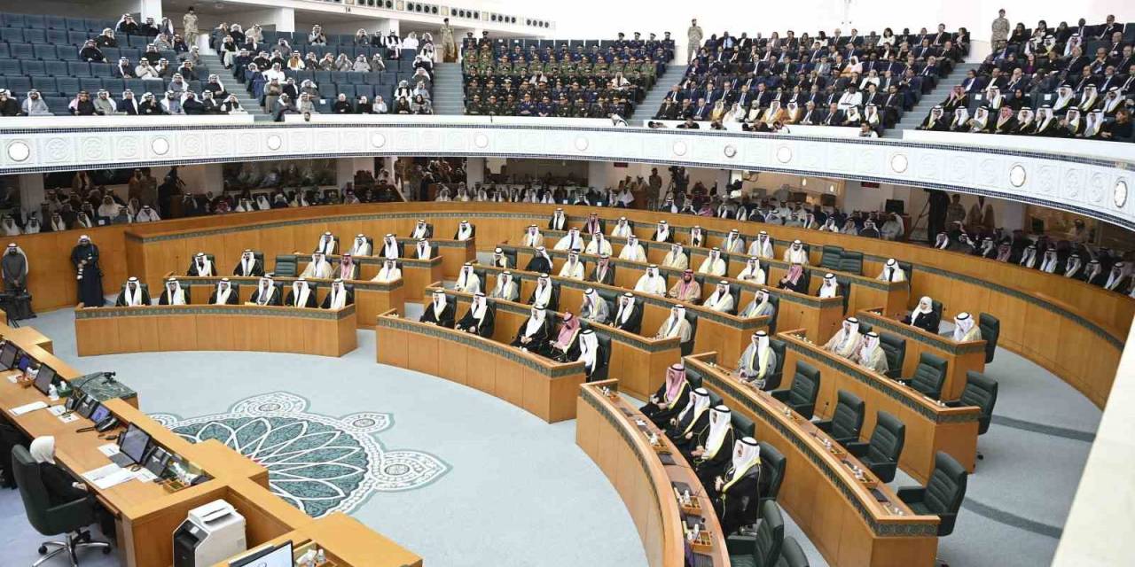 Kuveyt Emiri Es-sabah, Anayasayı İhlal Etmekle Suçladığı Parlamentoyu Feshetti