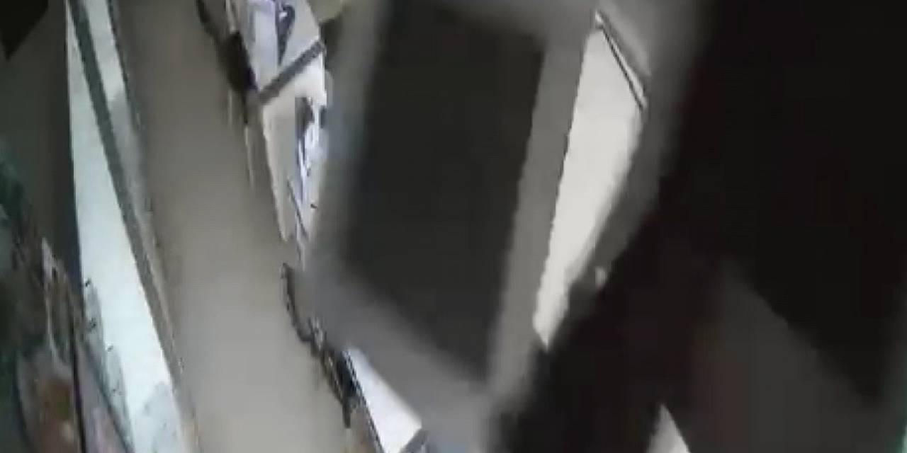 İnanılmaz Olay...kırılan Tavandan Aşağı Kedi Böyle Düştü