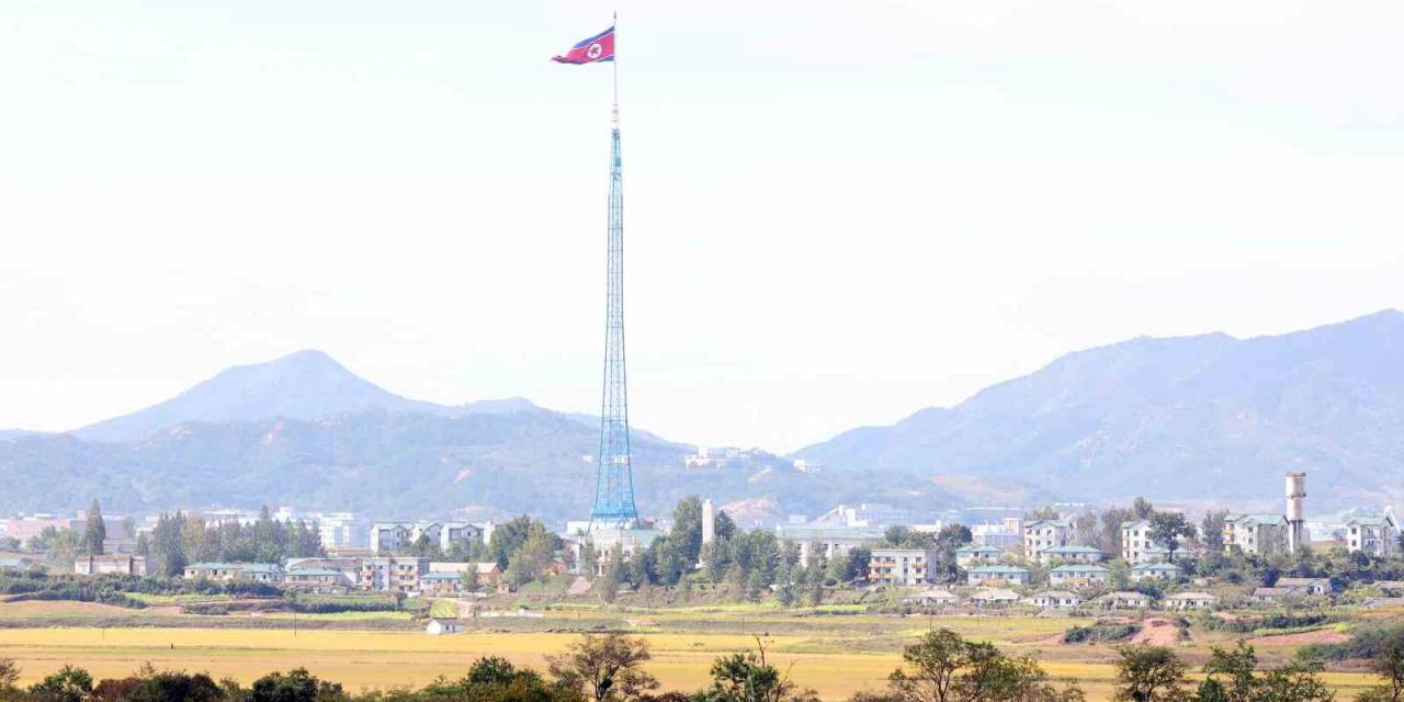 Kuzey Kore Milli Marşının Sözlerini Değiştirdi