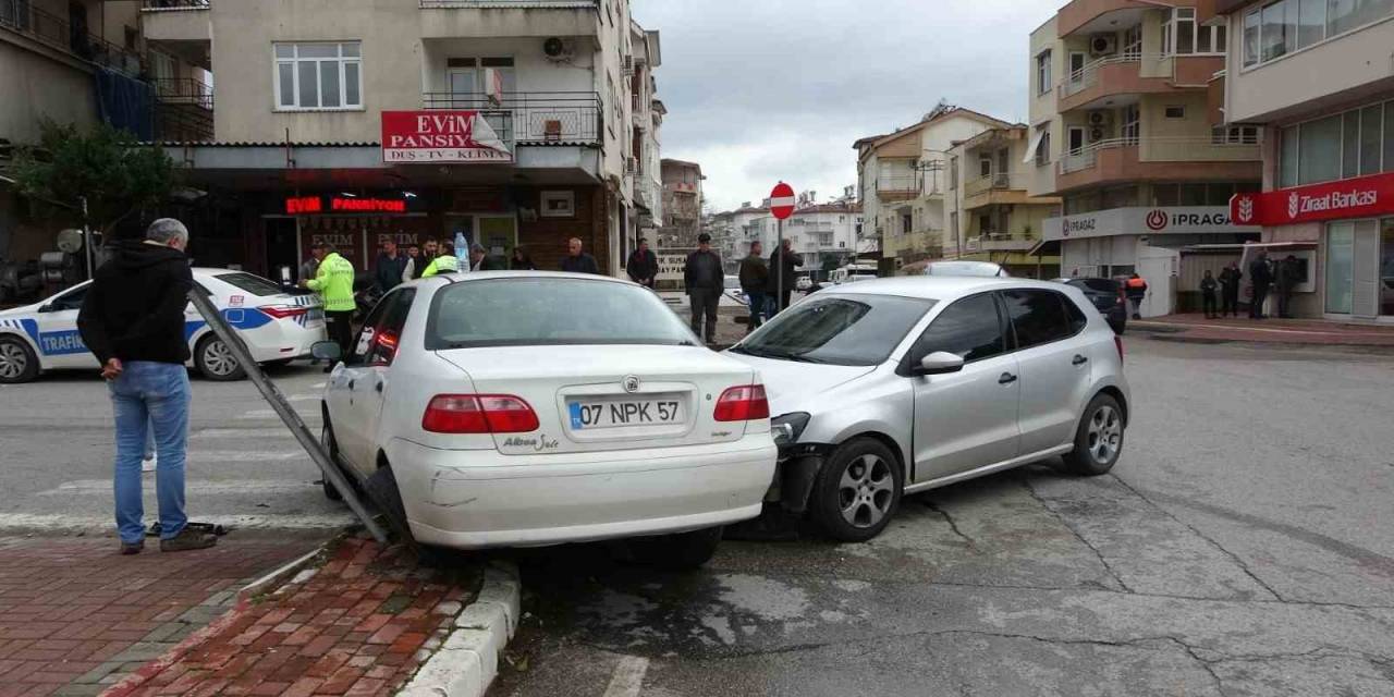 Otomobiller Kavşakta Çarpıştı: 1 Yaralı