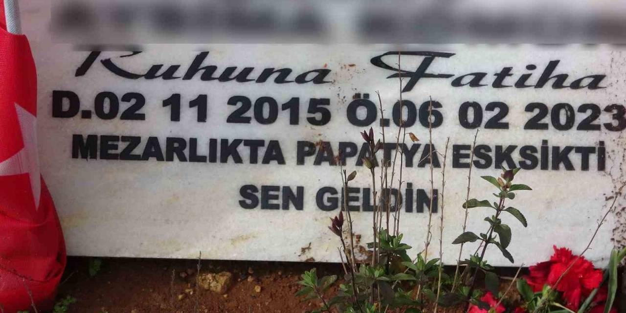 Depremde Ölenlerin Mezar Taşlarındaki Her Bir Yazı Hüzne Boğuyor