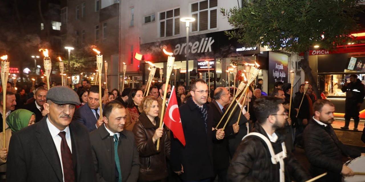 İlçelerinin Kurtuluşunu Fener Alayı İle Kutladılar