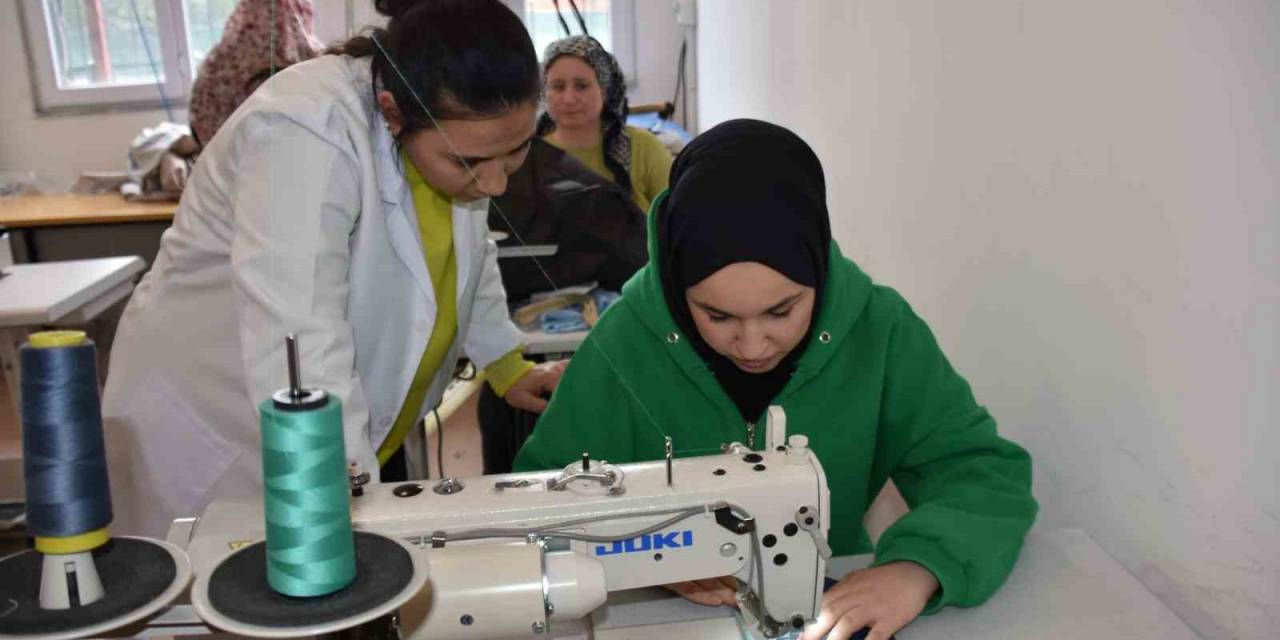 Kadınlar Dostem’in İstihdam Garantili Kurslarıyla İş Sahibi Oluyor