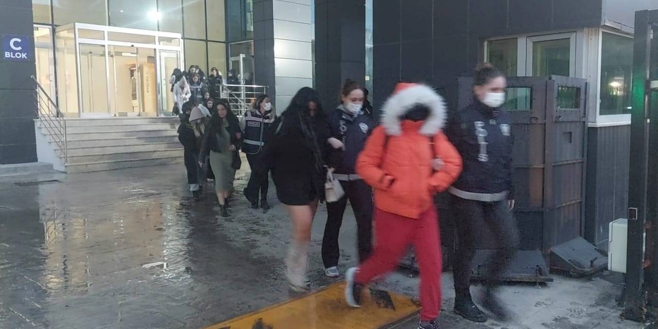 Masaj Salonlarına Fuhuş Operasyonunda 25’i Kadın 37 Kişi Yakalandı
