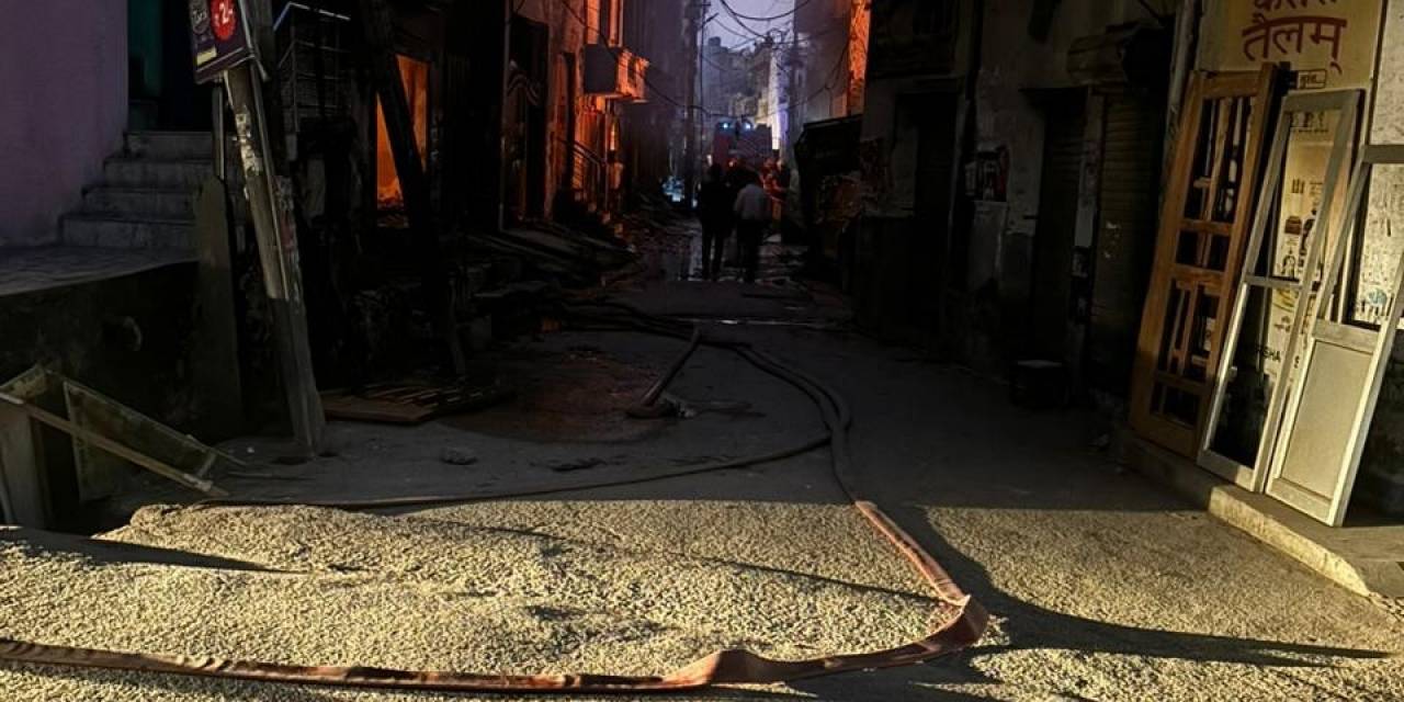 Hindistan’da Boya Üretim Atölyesinde Yangın: 11 Ölü