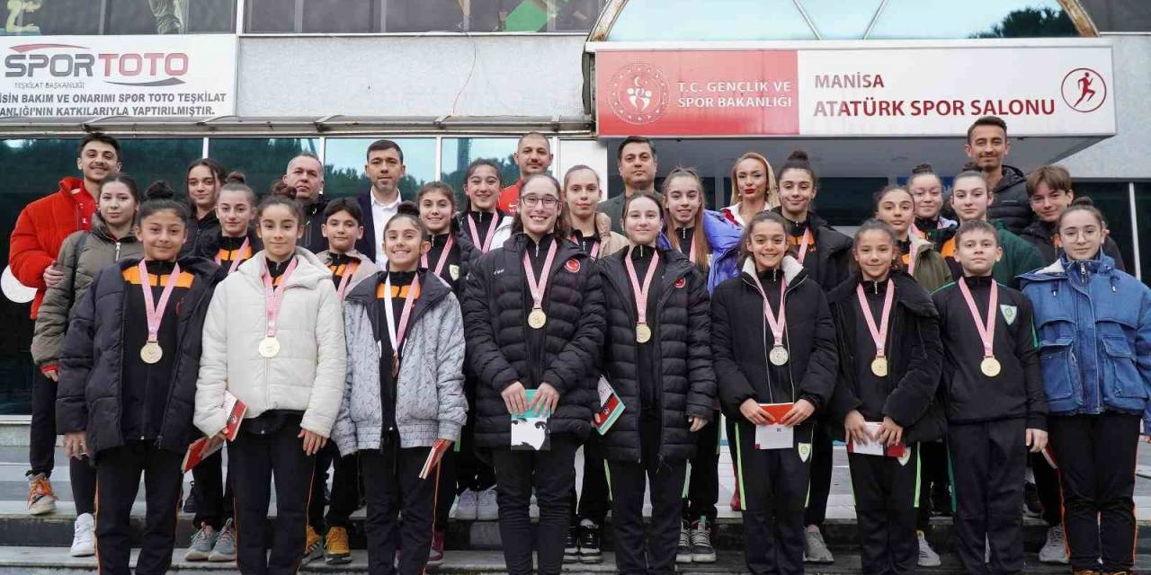 İl Müdürü Öztürk, Şampiyon Sporcuları Tebrik Etti