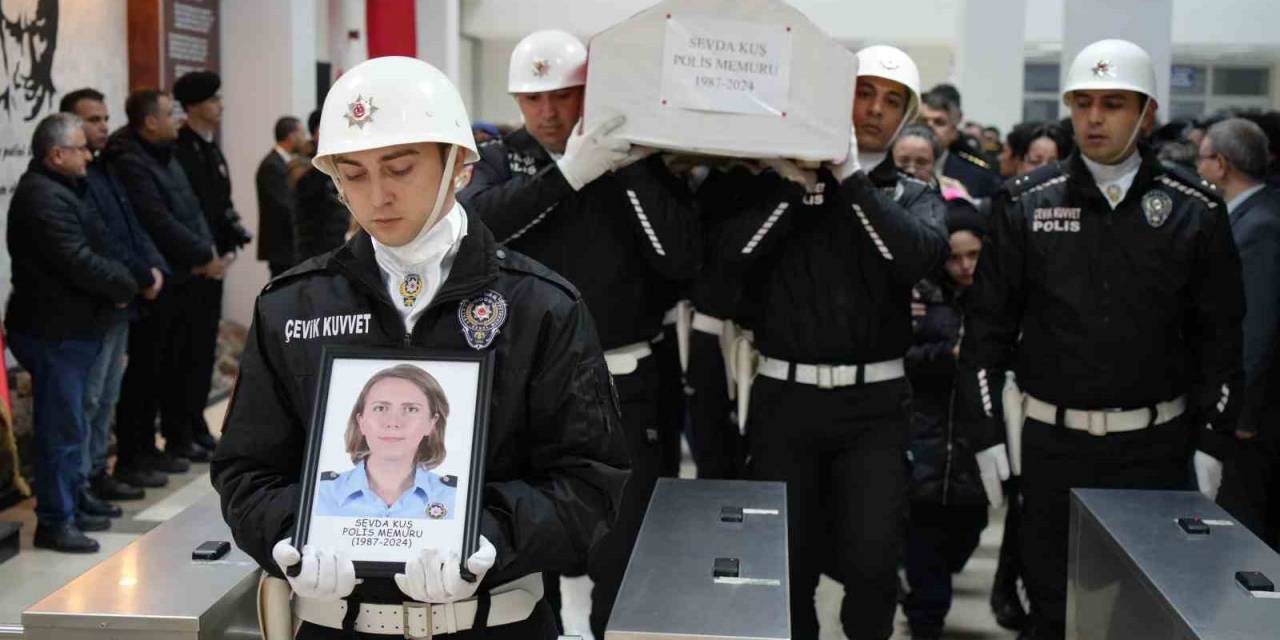 Görev Arkadaşlarının En Zor Günü: Öldürülen Polis Arkadaşını Gözyaşlarıyla Uğurladılar