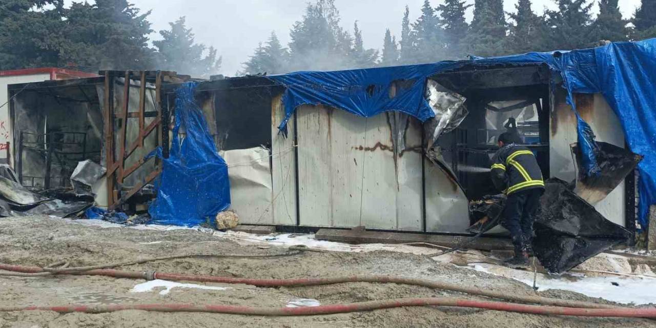 İşçilerin Kaldığı Konteynerler Alevlere Teslim Oldu