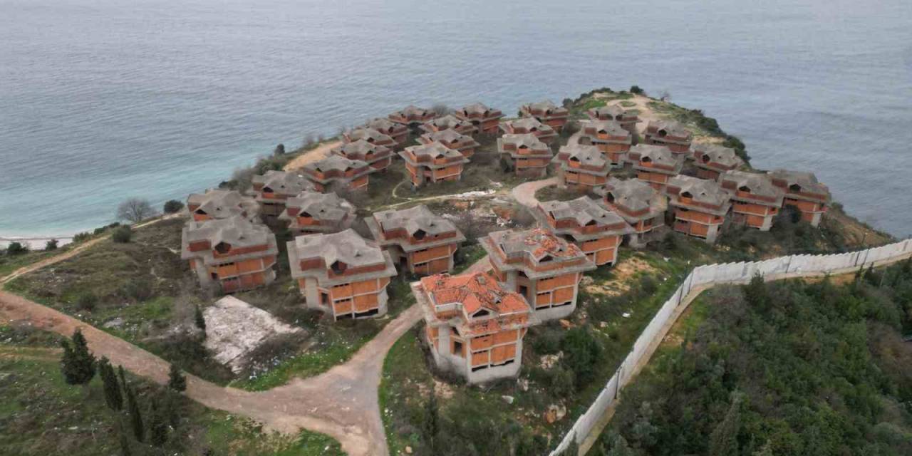 Kendi Haline Terk Edilmiş Villalar Merak Konusu Oldu