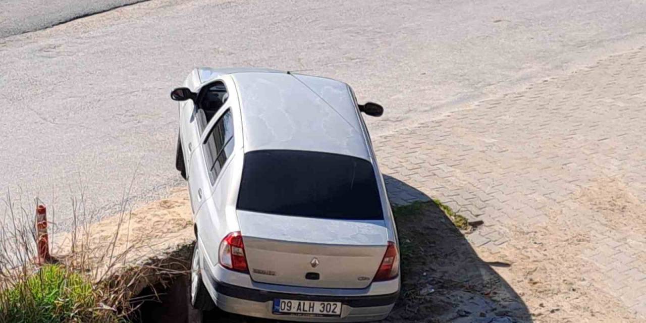 Umurlu’da Araç Kanala Düşmekten Son Anda Kurtuldu