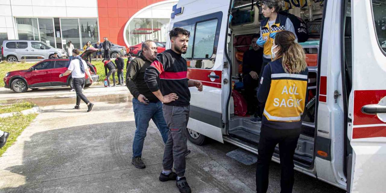 Antalya’da İkinci El Otomobil Bayisindeki Yangın Korkuttu: 3 Kişi Dumandan Etkilendi