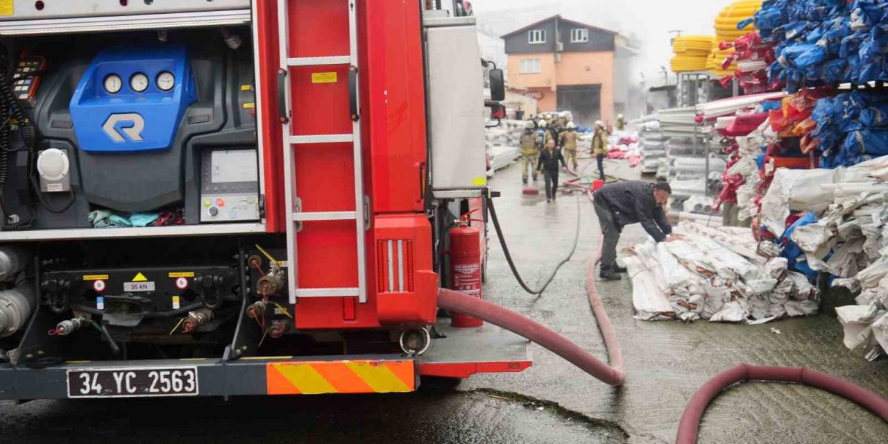 Arnavutköy’de Plastik Depolama Ve Üretim İmalathanesinde Yangın Çıktı