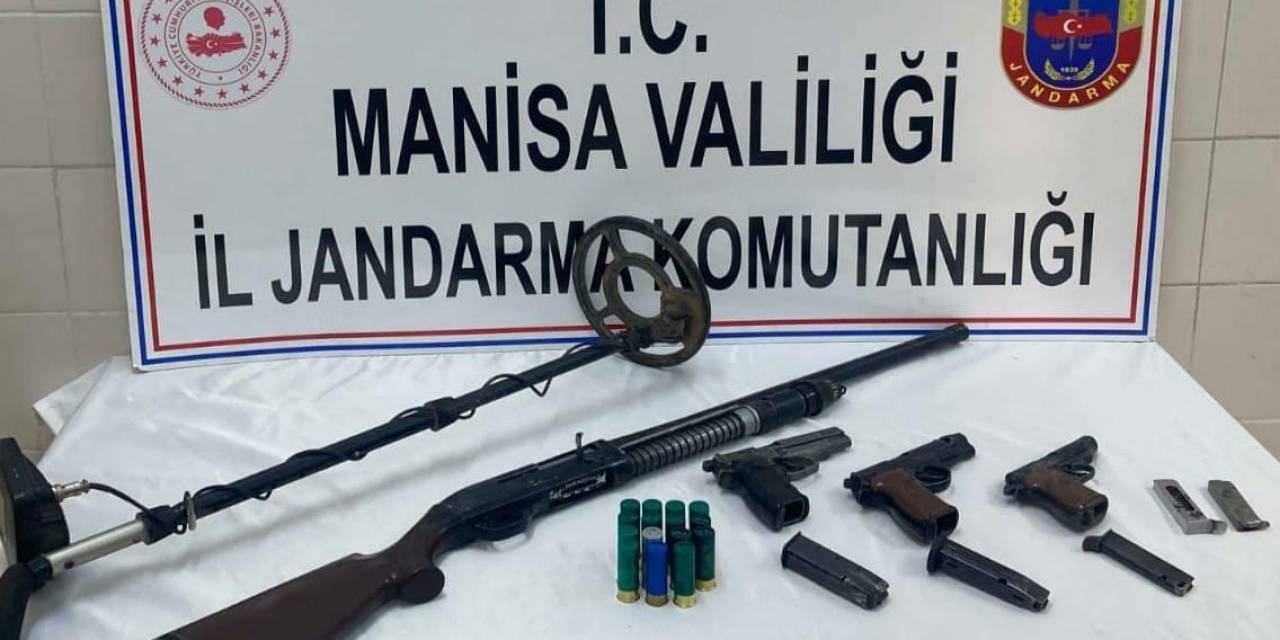 İki Evde Yapılan Aramada Ruhsatsız Silah Ve Tüfekler Ele Geçirildi