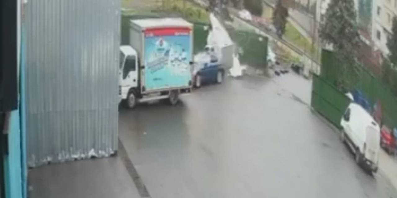 Eyüpsultan’da Kontrolden Çıkan Otomobil Güvenlik Kulübesine Daldı, Kaza Anı Kamerada