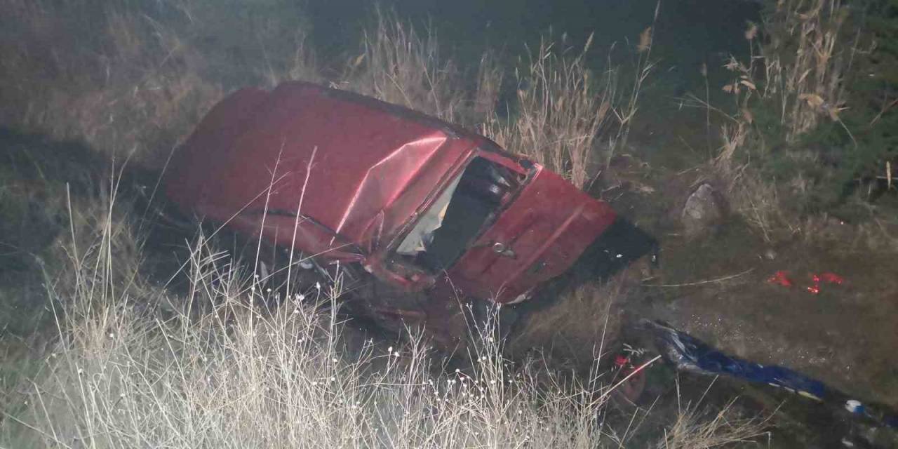 Kontrolden Çıkan Otomobil Sulama Kanalına Düştü: 2 Yaralı