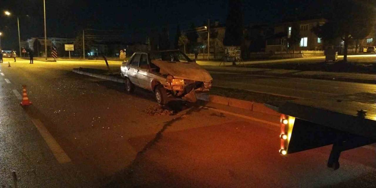 Burdur’da Direksiyon Hakimiyetini Kaybeden Alkollü Sürücü Refüje Çarparak Durabildi