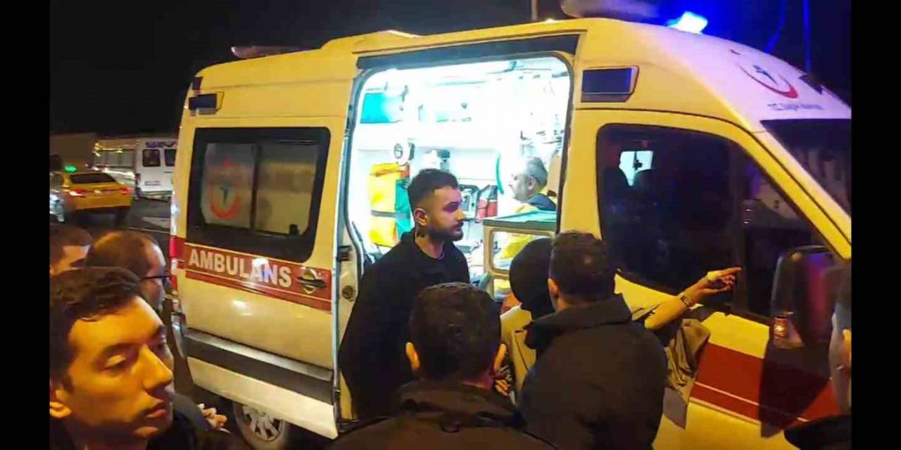 Park Halindeki Minibüse Çarpan Otomobil Takla Attı: 2 Yaralı