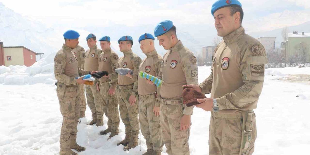 Jandarmaya Yürekleri Isıtan Hediye
