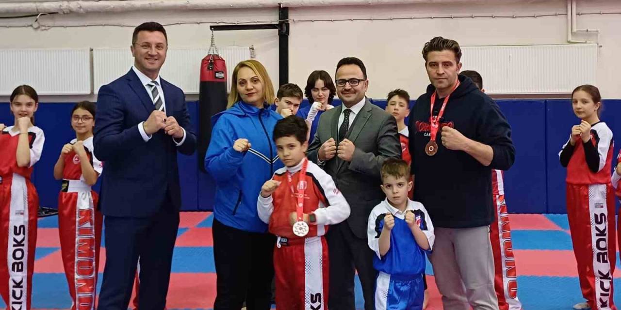 Kick Boks Şampiyonası’ndan Derece İle Dönen Baba Oğula Kaymakam Hakan Alkan’dan Ödül