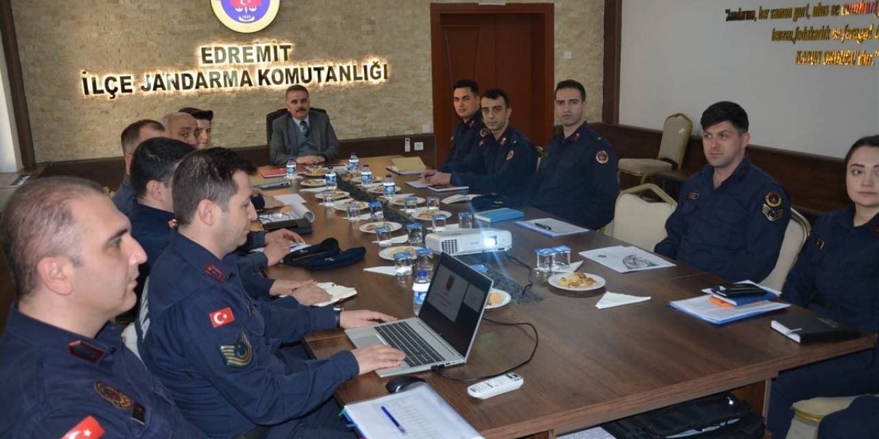 Kaymakam Odabaş, İlçe Jandarma Komutanlığını Ziyaret Edip Brifing Aldı