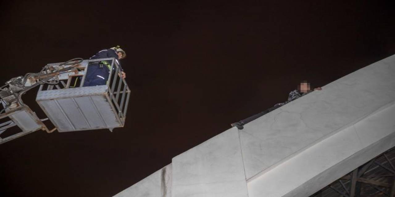 Instagram Hikayesi Duvarda Mahsur Bıraktı, Arkadaşı ‘Böyle Olmayın’ Diyerek Gençleri Uyardı