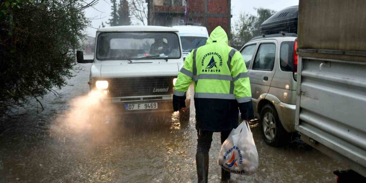 Muratpaşa’da Aşevinden Sel Ve Su Baskını Mağdurlarına Sıcak Yemek Desteği
