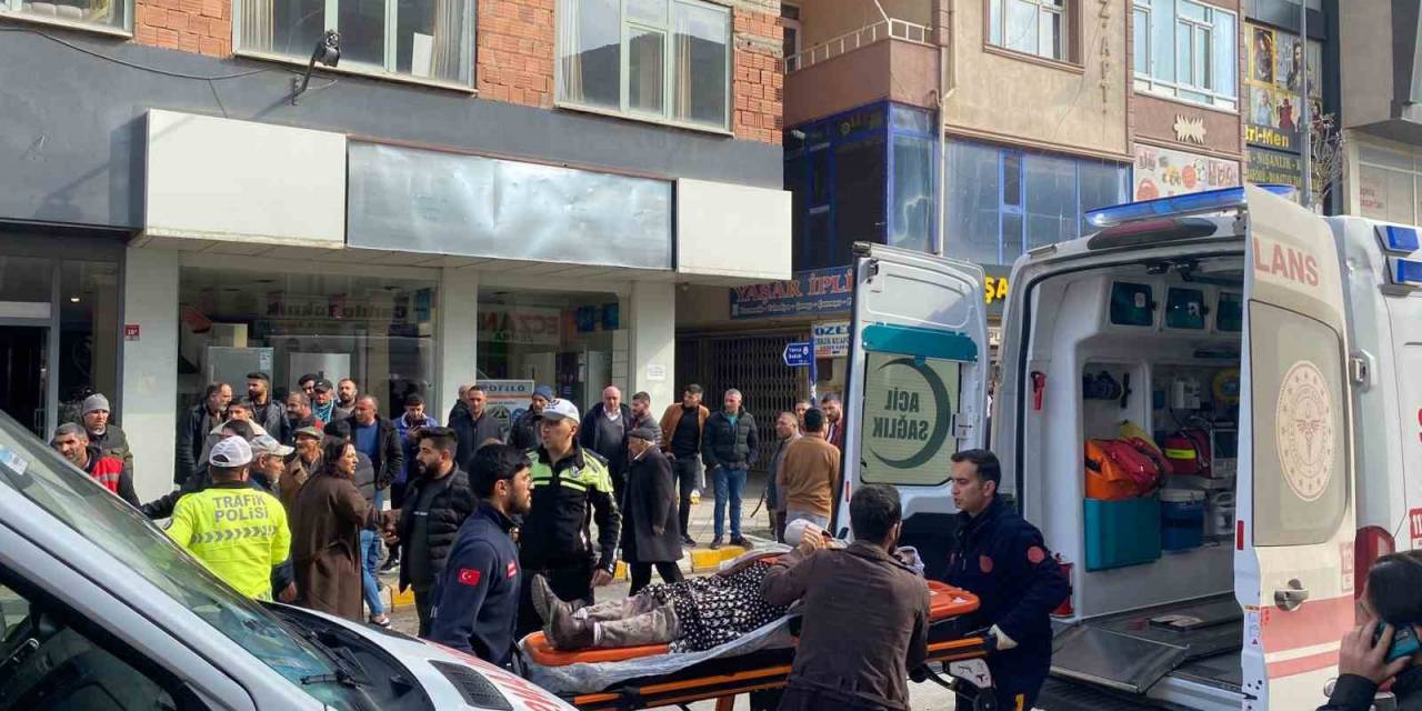 Yolun Karşısına Geçmeyen Çalışan Kadına Motosiklet Çarptı