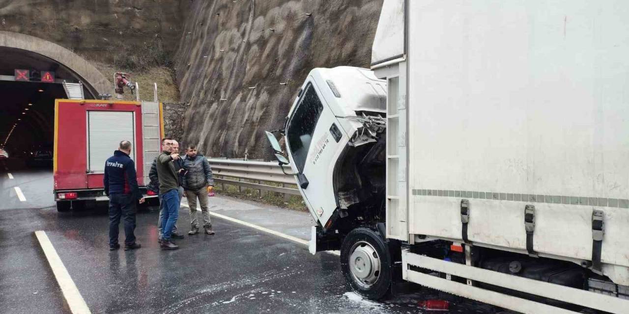 Gıda Yüklü Kamyonet’in Motorunda Yangın Çıktı
