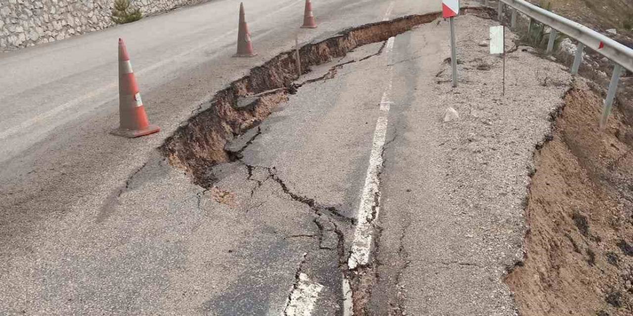 Bolu’da Mudurnu-göynük Kara Yolunda Göçük Oluştu