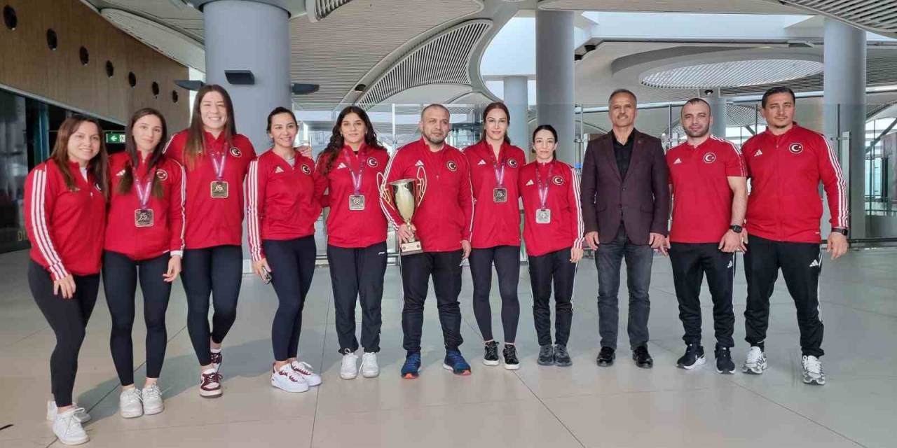 Avrupa İkincisi Kadın Güreş Milli Takımı Yurda Döndü