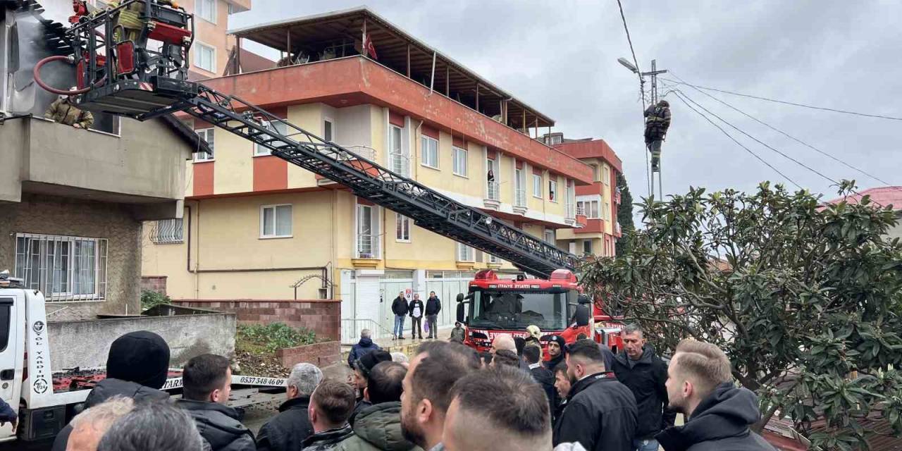 Pendik’te 2 Katlı Bina Alev Alev Yandı