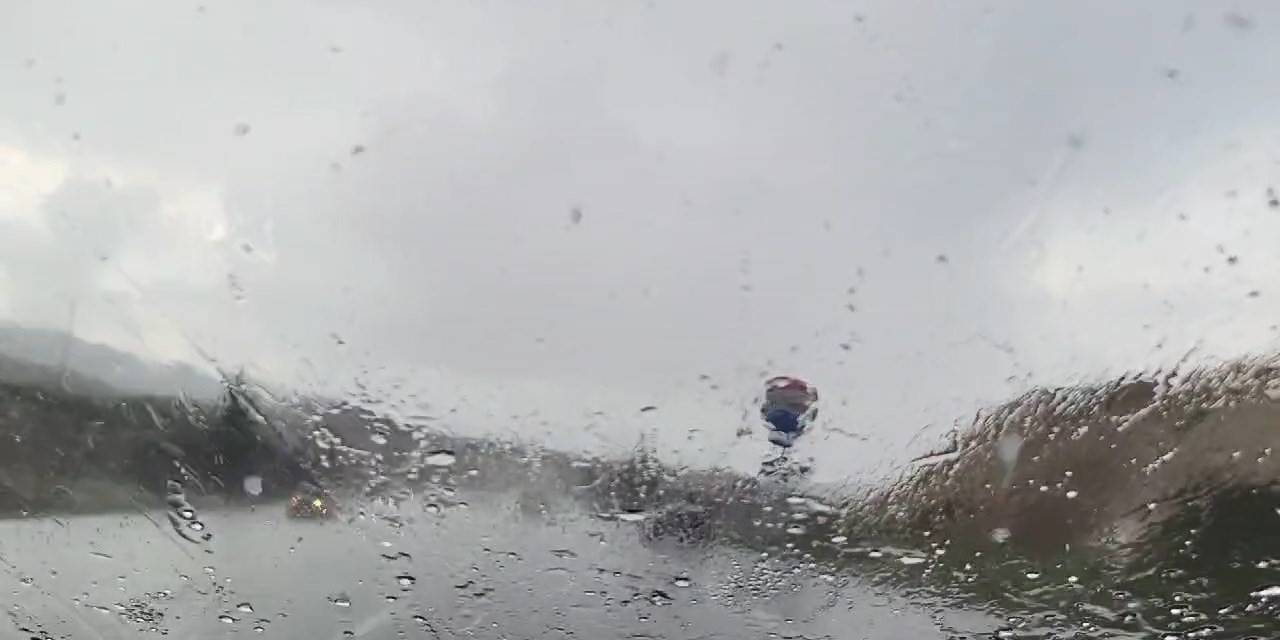 Adıyaman’da Doluyla Karışık Yağmura Cam Silecekleri Yetişemedi