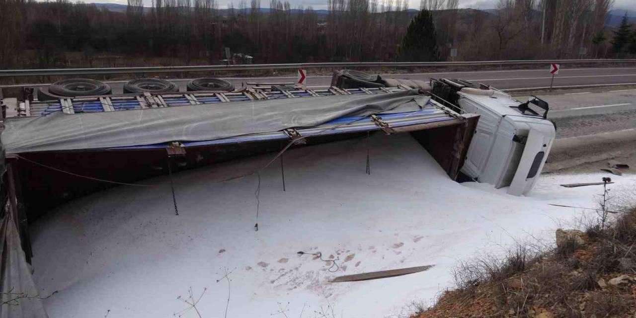 Virajı Alamayan Gübre Yüklü Tır Devrildi: 1 Yaralı