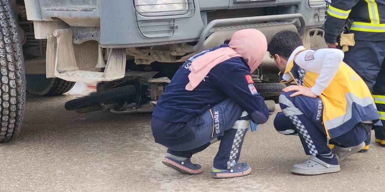Motosiklet Kamyonun Altına Girdi: 1 Ölü, 1 Yaralı