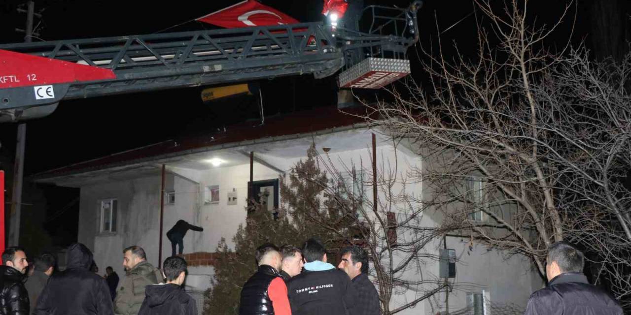 Şehidin Baba Ocağına Türk Bayrakları Asıldı